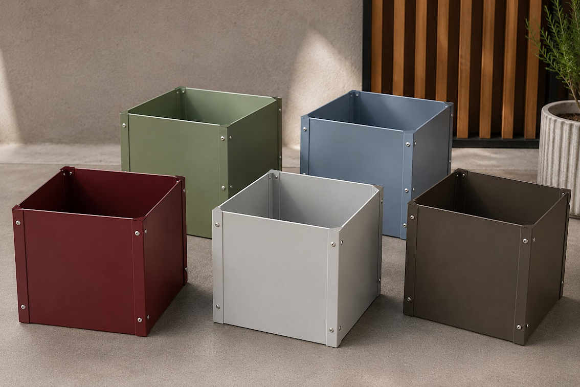 Bacs potagers carrés en aluminium laqué disponibles en plusieurs couleurs Cinq bacs potagers carrés en aluminium laqué rouge gris bronze vert et bleu